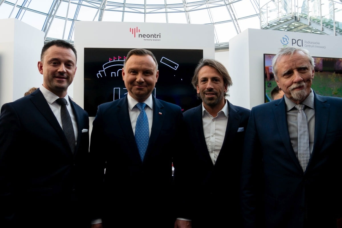 Neontri on Kongres 590 together with the President of Poland